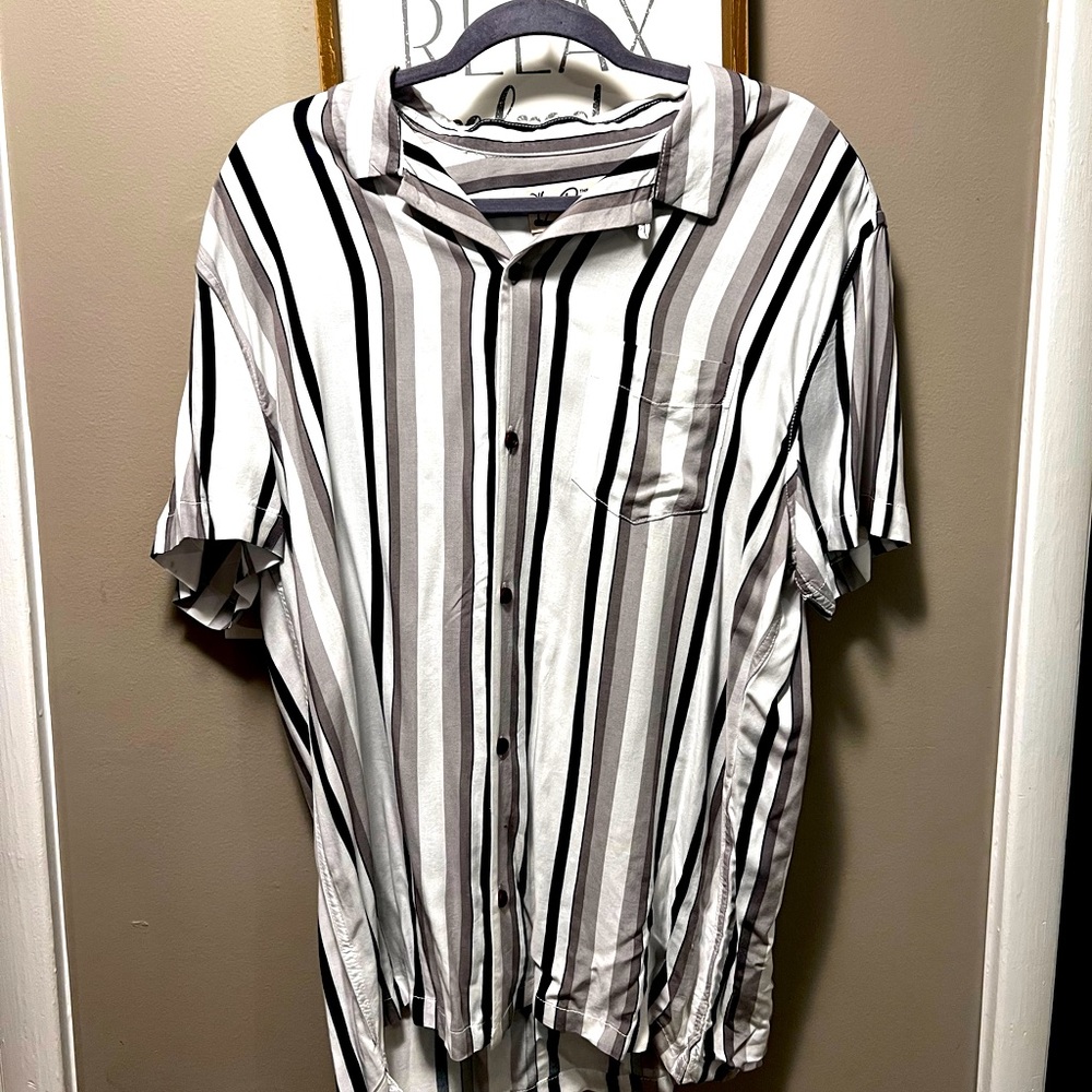 Black, Gray, and White Aeropostale causal button up beach shirt. size large